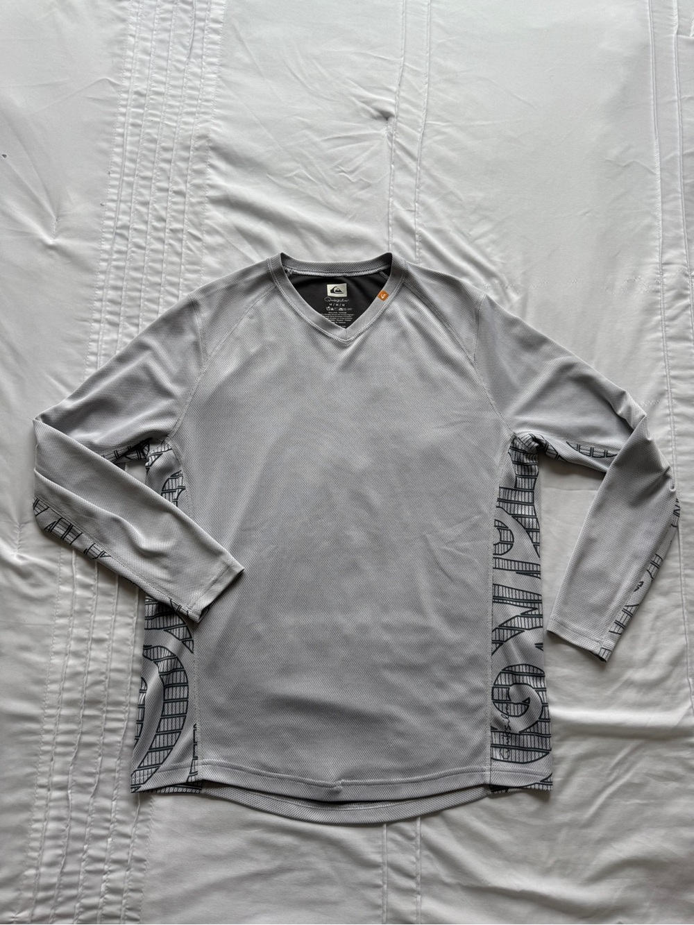 Quiksilver Men’s Light Gray Long-Sleeve V-Neck Performance Tee